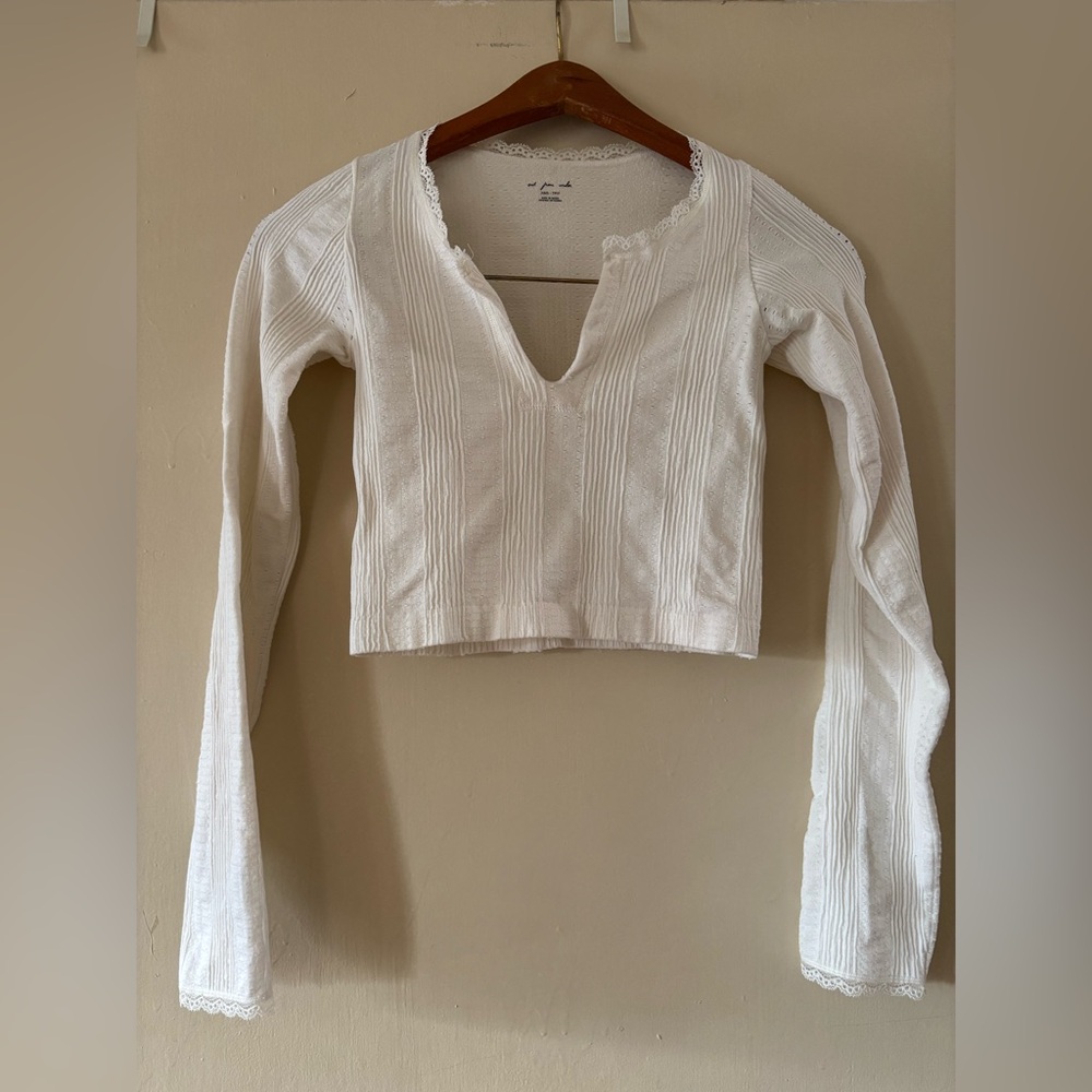 Urban Outfitters White Ribbed V-Neck Cropped Knit Top